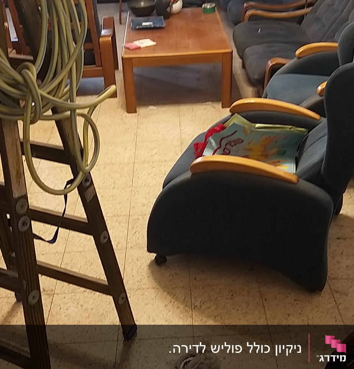 סולם עם כבל חשמלי, רצפה עם כתם וניקוי